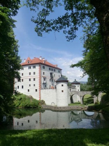 Zahodna stran gradu Snežnik, z jezercem ......(foto: M&T Benda)